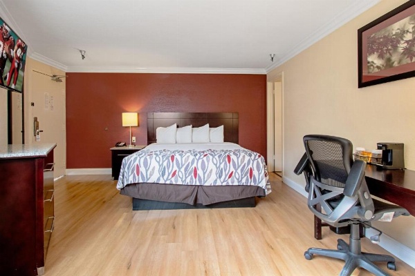 Red Roof Inn & Suites Monterey image 13