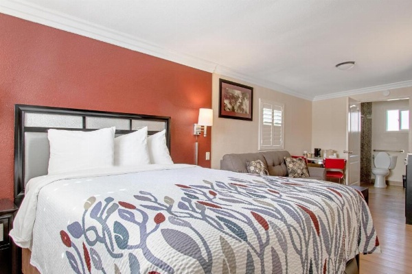 Red Roof Inn & Suites Monterey image 42