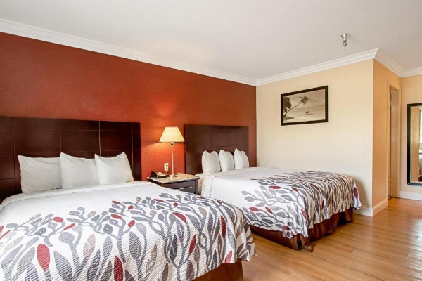 Red Roof Inn & Suites Monterey image 6